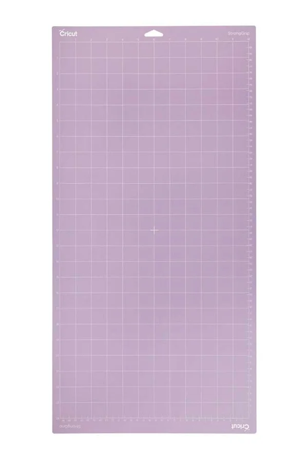 <p>Tapet de tall <strong>Cricut</strong> de 30.5 x 60.5 amb adhesiu fort per als teus projectes més grans i gruixos.</p>
