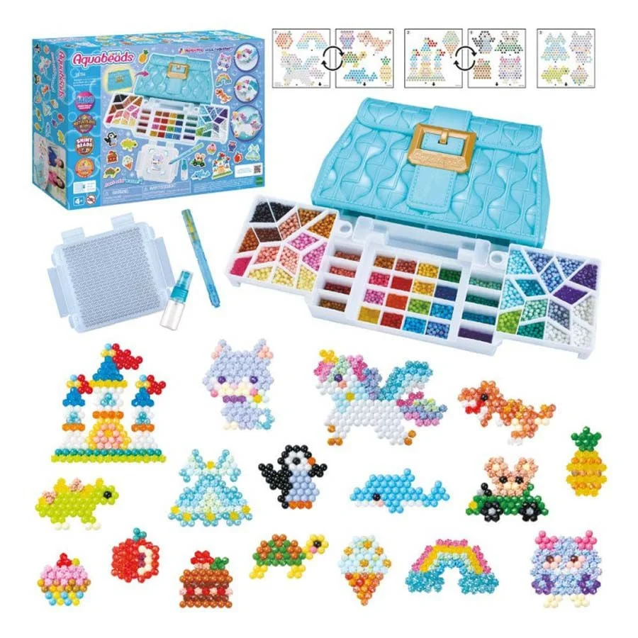<strong>Aquabeads Maletí de Dissenyadors</strong> d'Aqua Beads és un completíssim set de manualitats. Inclou més de 1400 boletes de 48 colors dife...