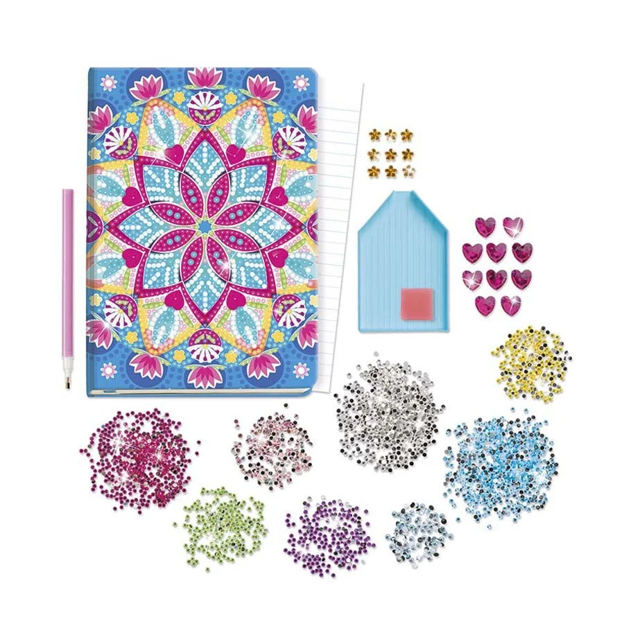Decora aquest preciós quadern amb el disseny preimprès&nbsp;Caleidoscope&nbsp;Mandala&nbsp;i cobreix tota la portada amb més de 1.500 brillants.<br>A partir de 6...