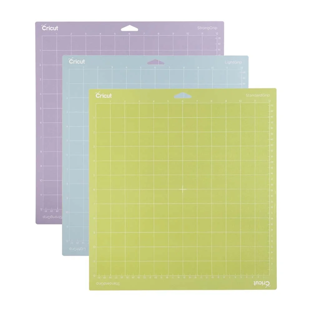 <p>Aquest producte inclou 3 tapets de tall Cricut:</p><ul><li>Tapet LightGrip (blau), especialment dissenyat per treballar materials de pes baix, ...
