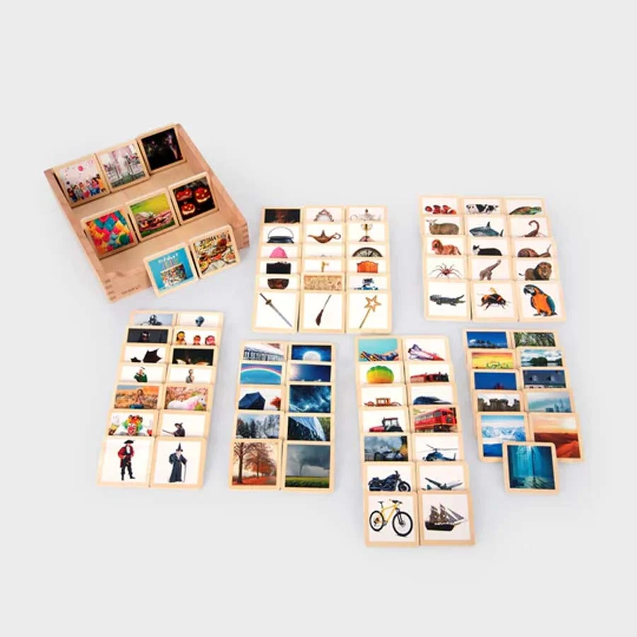 Joc educatiu de fitxes de fusta impreses amb fotografies realistes a color que estimulen la imaginació i desperten la curiositat pel món.</br></br...