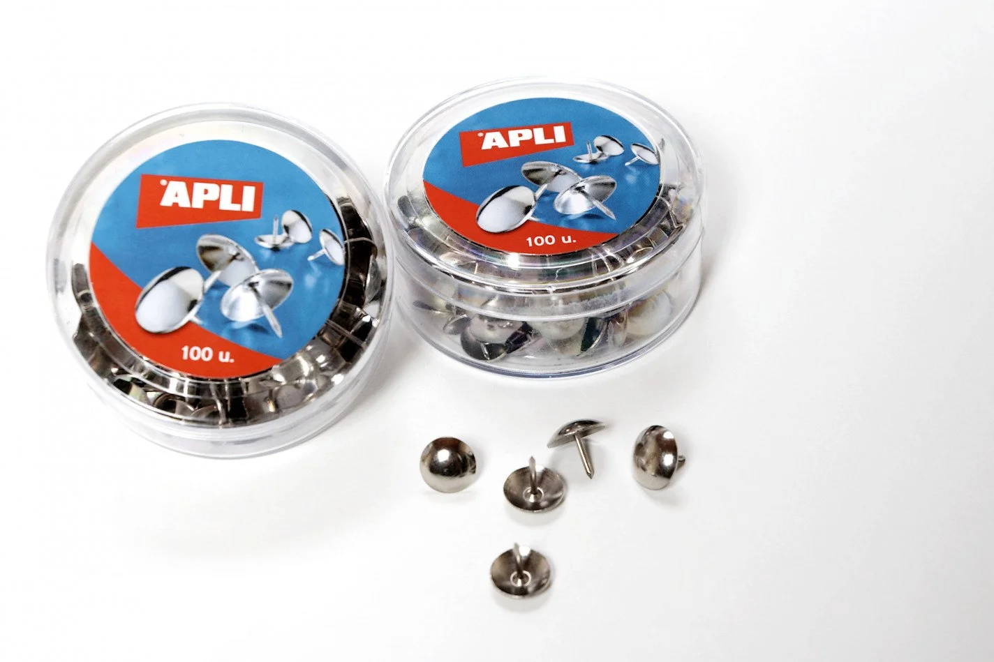<p><b>Xinxetes niquelades Apli 100 unitats</b><br><br>Xinxetes niquelades d'alta qualitat tipus americà, amb cap arrodonit i punta esmolada per a ...