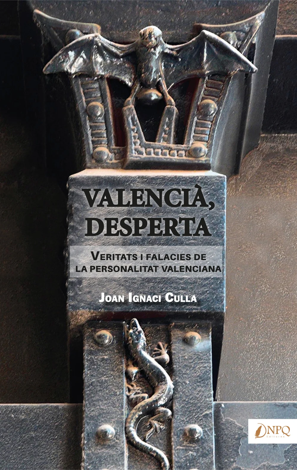 Valencià, desperta es un recull d?articuls publicatsper Joan Ignaci Culla en la prensa escrita. En ells perseguia desvelar maniobres despersonalis...