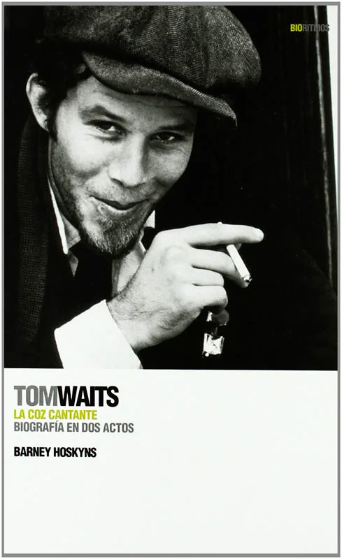 Desde Closing Time hasta Orphans, Tom Waits lleva cuarenta años poniendo una voz salvajemente lírica, un sarcasmo no menos abrupto y una capa de v...