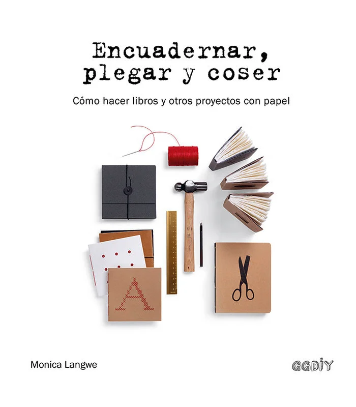 Blocs de notas, álbumes de fotos, libros que guardan objetos en su interior, cajitas útiles y bonitas. La artista y encuadernadora Monica Langwe n...