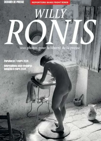 Un petit garçon qui court sa baguette sous le bras, une silhouette nue penchée à sa toilette, une ouvrière haranguant ses camarades dans une en gr...