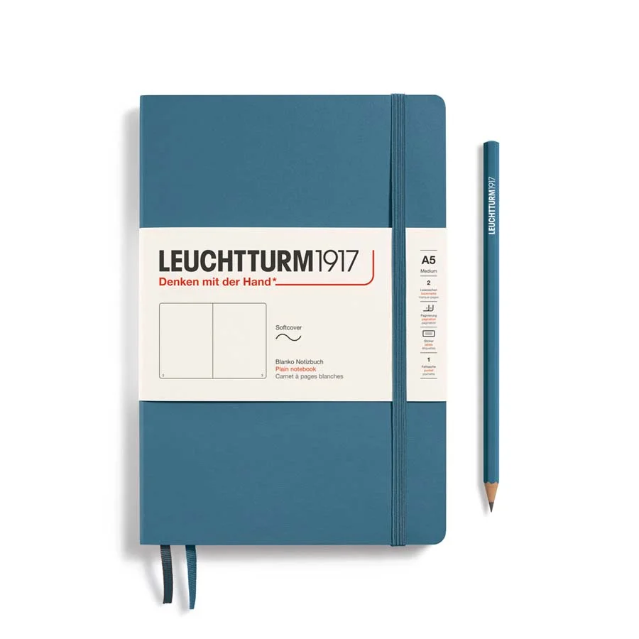 <p><b>Quadern Leuchtturm Medium A5</b> tapa tova, color stone blue, pautat llis, tenen una coberta flexible que permet doblegar-les. de pàgines, b...