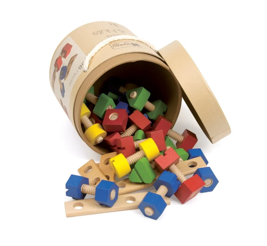 <p>Set de <strong>rosques, cargols i volanderes</strong> de fusta de colors ideal per a fer que els més petits aprenguin a enroscar, caragolar i c...