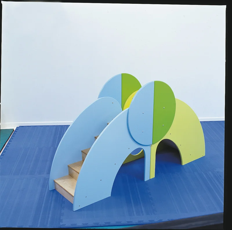 Estructura del parc de dos elements: escala de cinc graons i tobogan amb dos arcs per passar-hi per sota. Mides: 200 x 50 x 113 cm.ESTRUCTURA ACTI...