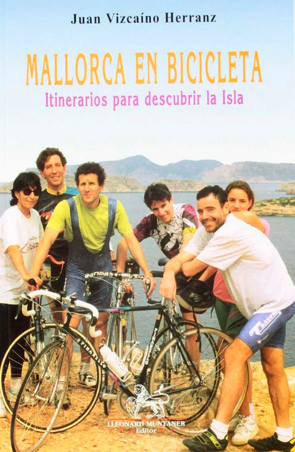 <em>MALLORCA EN BICICLETA</em> es una invitación a descubrir la Isla pedaleando por las carreteras mallorquinas, disfrutando del paisaje en todo m...