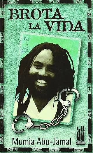 Desde su celda y condenado a muerte, Mumia es capaz de transmitir la fuerza de la vida y su esperanza en la lucha. Unos escritos se centran en la ...