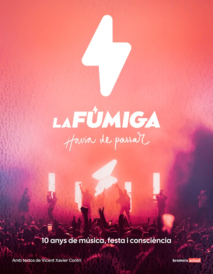 Des d'Alzira fins als grans escenaris del país, La Fúmiga ha sabut convertir la festa en un crit col·lectiu. Aquest llibre és un viatge vibrant pe...
