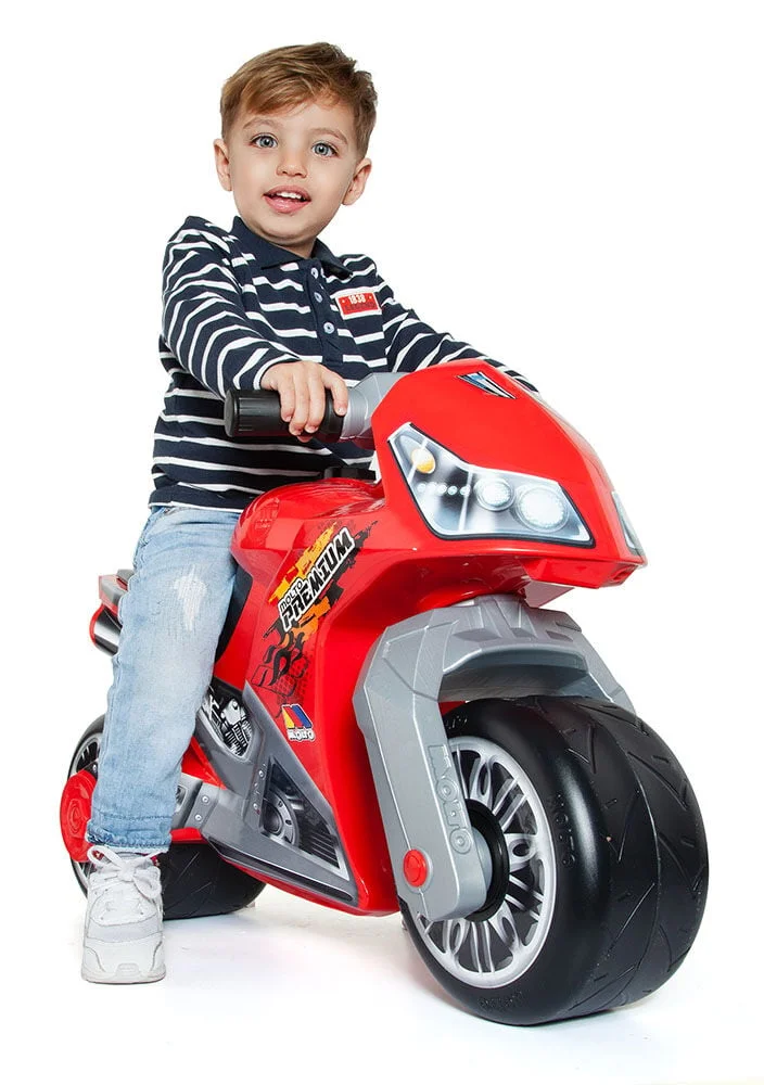 La moto correpassadissos premium destaca pel seu disseny esportiu i cridaner, inspirat en motocicletes tot terreny.<br>Està fabricada en plàstic r...