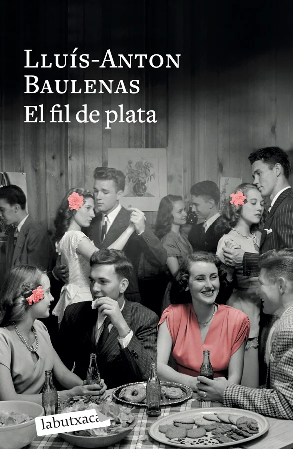 És l'any 1935 i la vida de tres joves de divuit anys s'encreua per casualitat: en Pere -un extravertit treballador amb molta iniciativa - en Grego...