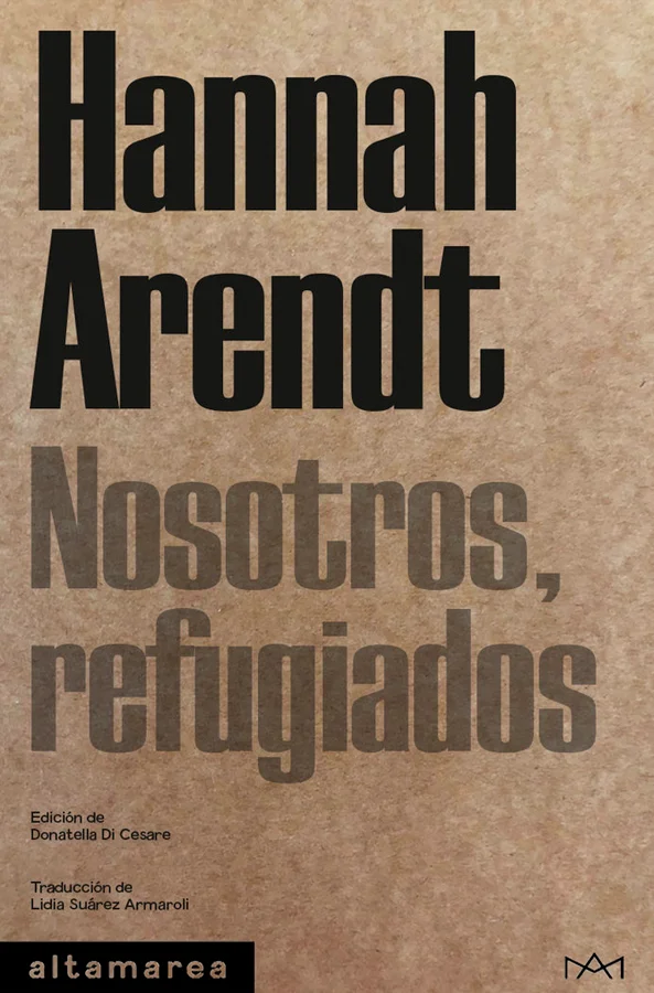 En 1943, dos años después de su llegada a Nueva York, Hannah Arendt escribe el ensayo «Nosotros, refugiados». Testimonio existencial de una apátri...