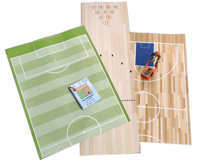 Pack en català que inclou tapet de 130 x 130 cm amb camps de futbol, bàsquet i bitlles. Tapets de gran format.
