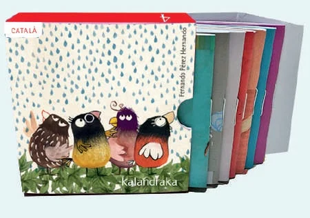 Capsa que conté 7 llibres en miniatura de 7 x 7 cm. Aquesta caixa conté: Set monstres i un gat - Avis - Xim-Xim - El conductor de síndries - Tortu...