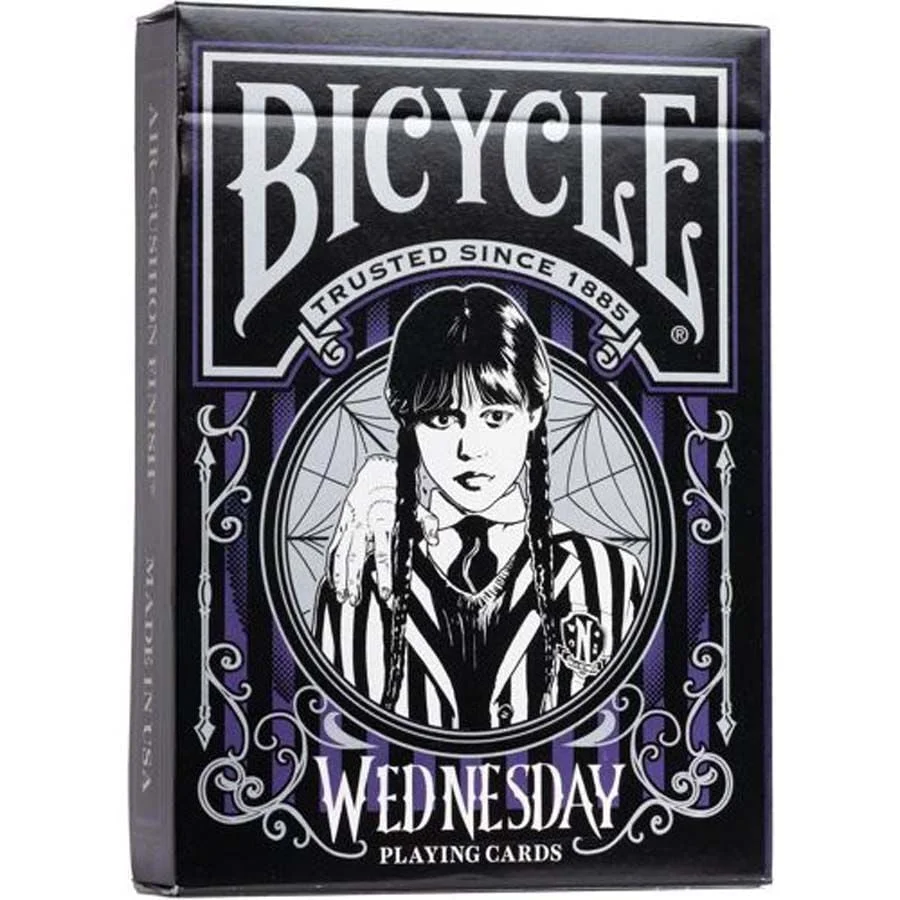 La baralla <strong>Bicycle Dimecres</strong> s'inspira en la popular sèrie de Netflix i l'univers de la Família Addams.<br> </br>Presenta cartes m...