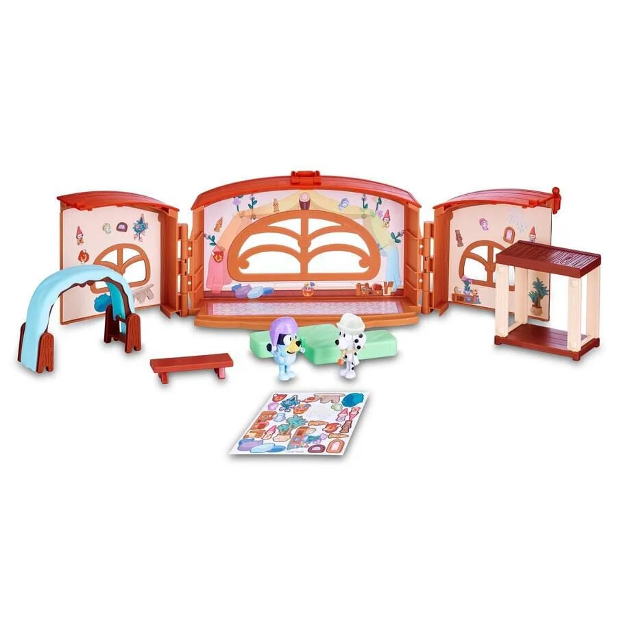 És hora d'anar a escola amb Bluey i els seus amics.&nbsp;Pasa un dia divertit amb Bluey i Chloe a l'escola Calypso!&nbsp;Aquest fantàstic Playset té tres gr...
