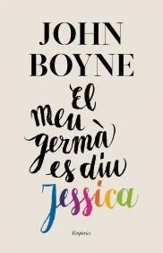 La vida d'en Sam sempre ha estat tranquil·la. És una mica solitari, li costa fer amics i els seus pares, tan atrafegats en l'alta política britàni...