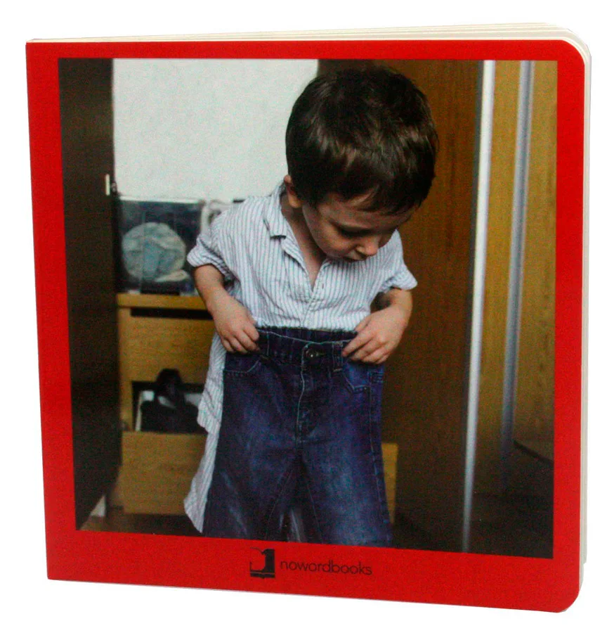 Imágenes fotográficas. Sin texto. Para observar y aprender mirando! Los calcetines en los pies, los pantalones en las piernas y el gorro en la cab...