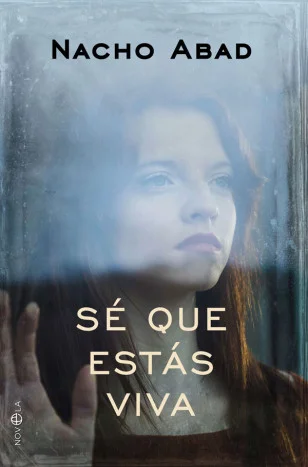 <p>«<i>Sé que estás viva</i> me enganchó tanto y me pareció tan real  que tenía que recordarme que era una novela y no mi caso».<br> <i>Carlos Seg...
