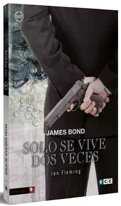 Para sacarle de la espiral de autodestrucción en la que Bond se ha visto envuelto tras la muerte de su esposa, M le asigna una peligrosa misión en...