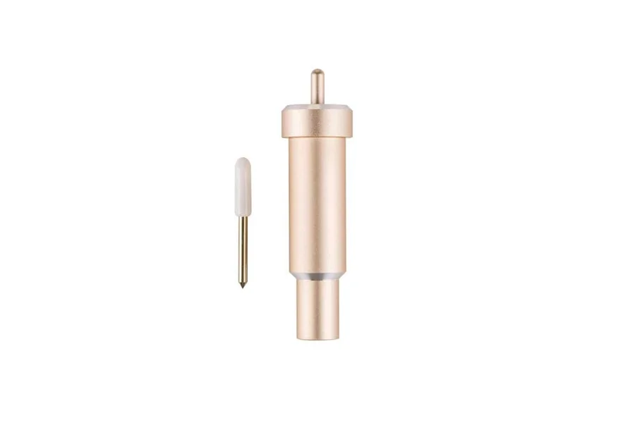 <p>full CRICUT Fina Premium+ adaptador.<br>full fabricada amb acer de carbur alemany, el Premium Fine-Point Blade™ resisteix el desgast i el trenc...