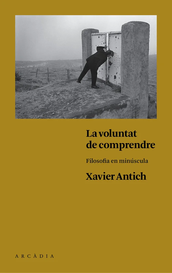 Els noranta-sis articles aplegats en aquest llibre són una invitació a la reflexió, a posar en qüestió allò que ens envolta i que se’ns presenta e...