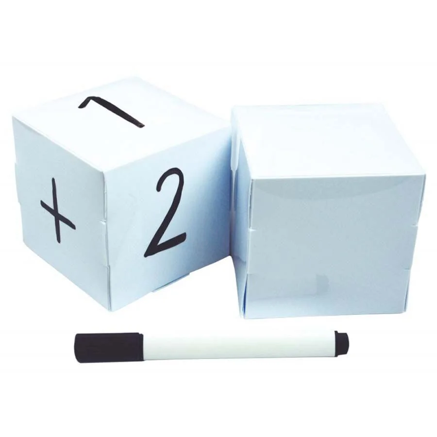 <p>Dos dados neutros gigantes para armar con superficie borrable en seco. Medidas: 8 cm.</p>
