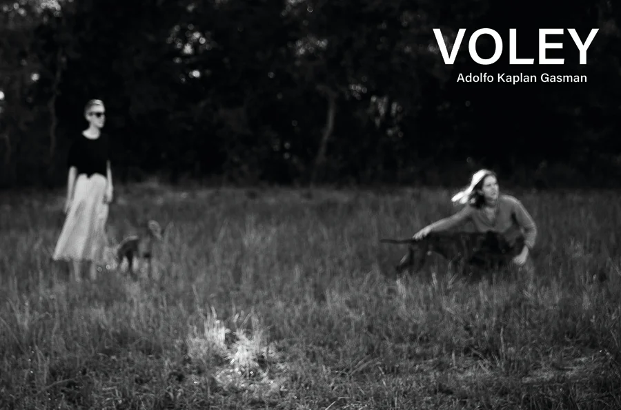 Vóley' no es un libro de fotografía, aunque la fotografía tiene una fuerte presencia. Las imágenes aparecen como registros temporales que van acom...