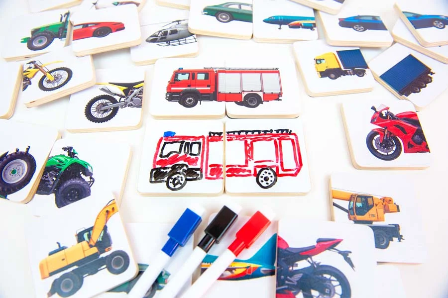 <b>Completa la foto: vehicles</b> és un recurs educatiu versàtil fabricat en fusta amb certificació FSC™, dissenyat per estimular l'observació i l...