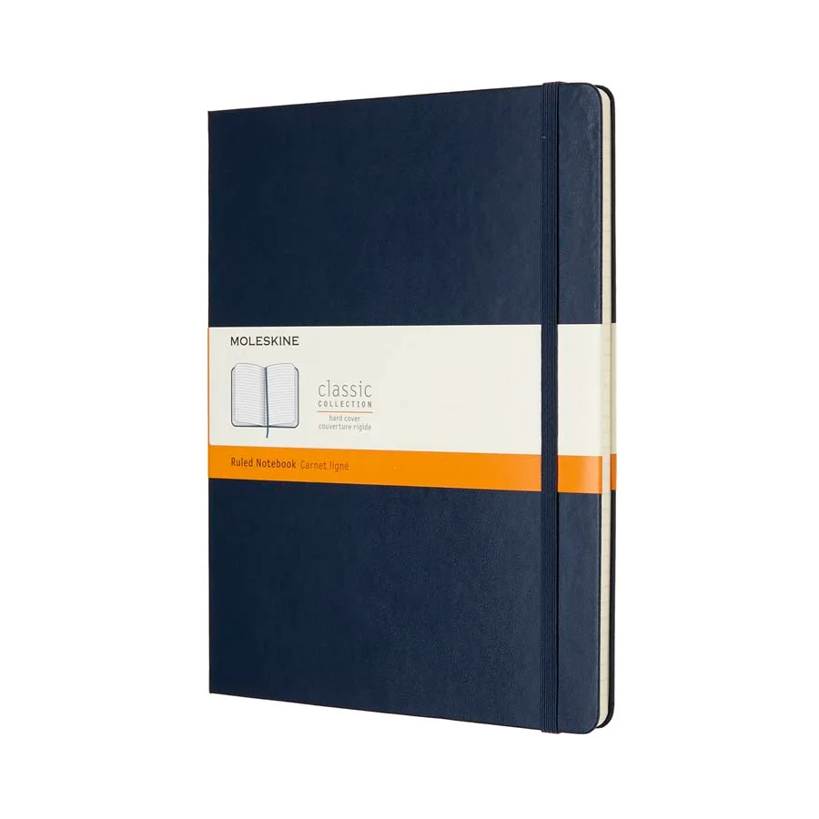 <p>Llibreta Moleskine Classic interior ratlla amb tapes dures de color blau. És de mida Extra Large i mesura 19 x 25 cm. Es pot tancar amb una gom...