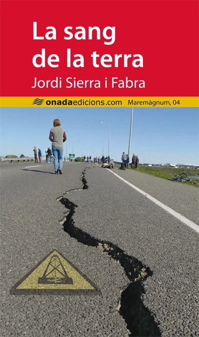 La terra es mou. Una sèrie de terratrèmols d’intensitat creixent tenen atemorida la població. Atemorida i indignada, perquè saben qui n’és el culp...