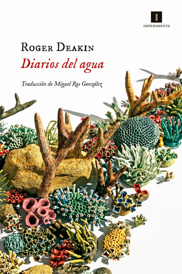 Como buen inglés, Roger Deakin adoraba el agua. Así que un día de 1996 se lanzó al foso de su casa en Suffolk y se propuso recorrer las islas brit...